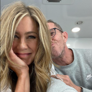 Jennifer Aniston (ici photographié avec son ami Chris McMillan) est-elle prête à retrouver l'amour ? Elle se confie au magazine américain People.