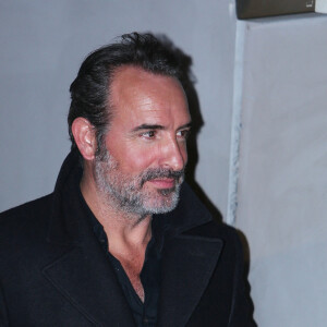 Semi-exclusif - Jean-Dujardin au cinéma UGC Normandie entouré de 5 gardes du corps à Paris le 12 novembre 2019.