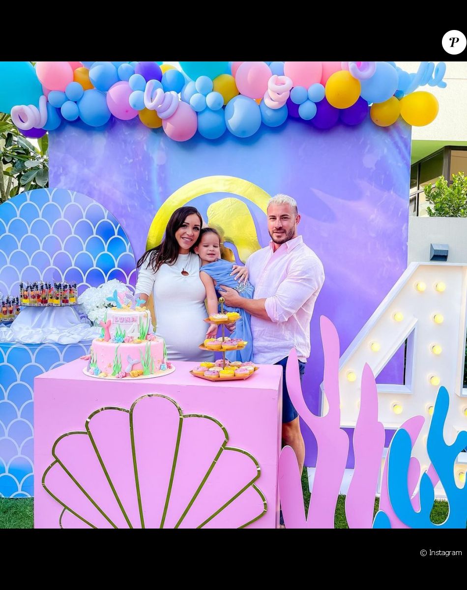 Julia Paredes enceinte aux côtés de Maxime et Luna