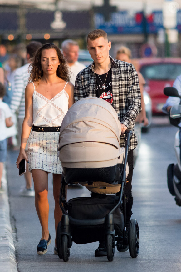 Le joueur de l'équipe de France et d'Everton, Lucas Digne se promène en famille, avec sa femme Tiziri et leur petit garçon sur le port de Saint-Tropez, Côte d'Azur, France, le 28 juin 2019.