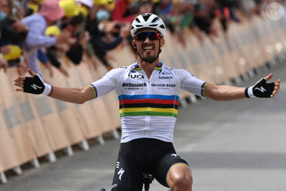 Julian Alaphilippe remporte la première étape du Tour de France. Photo by Pete Goding/PA Photos/ABACAPRESS.COM