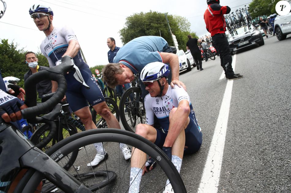 Chute Tour De France  Tour de France Grosse chute, des favoris à