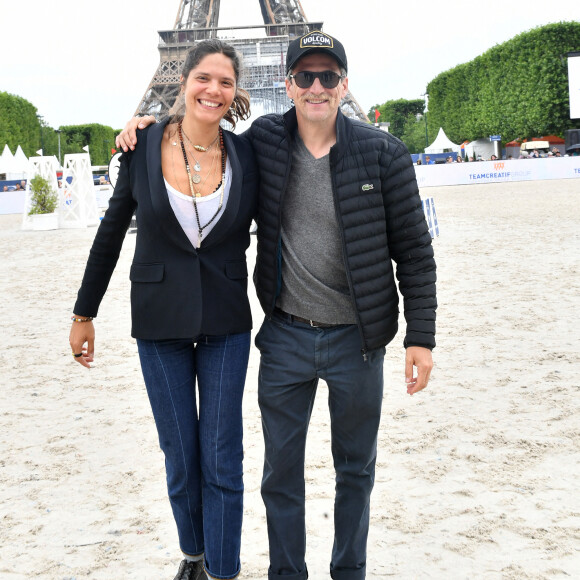 Vanille Clerc et Guillaume Canet (arbore la moustache d'Astérix pour les besoins de son rôle dans "Astérix et Obélix: L'Empire du milieu") - Les personnalités assistent au Longines Paris Eiffel Jumping au Champ de Mars, le 27 juin 2021. © Veeren / Bestimage 