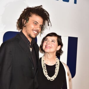 Isabella Rossellini et son fils adoptif Roberto Rossellini - Première du film "Joy" à New York le 13 décembre 2015.