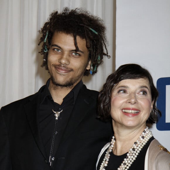 Isabella Rossellini et et son fils adoptif Roberto Rossellini Jr à la première de 'Joy' au théâtre Ziegfeld à New York, le 13 décembre 2015.