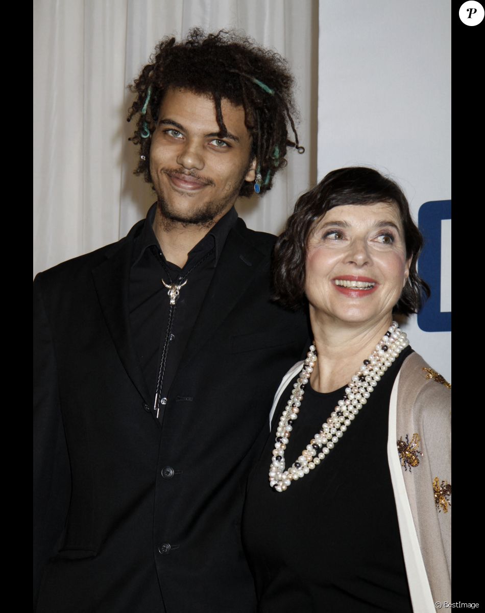 Isabella Rossellini et et son fils adoptif Roberto Rossellini Jr à la première de 'Joy' au théâtre Ziegfeld à New York, le 13 décembre 2015.
