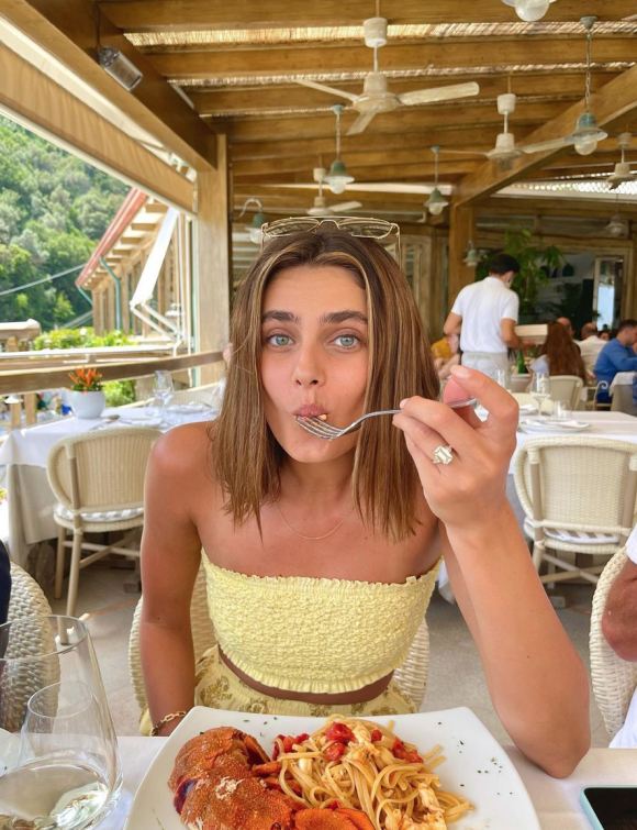 Le top model Taylor Hill en vacances. Juin 2021.