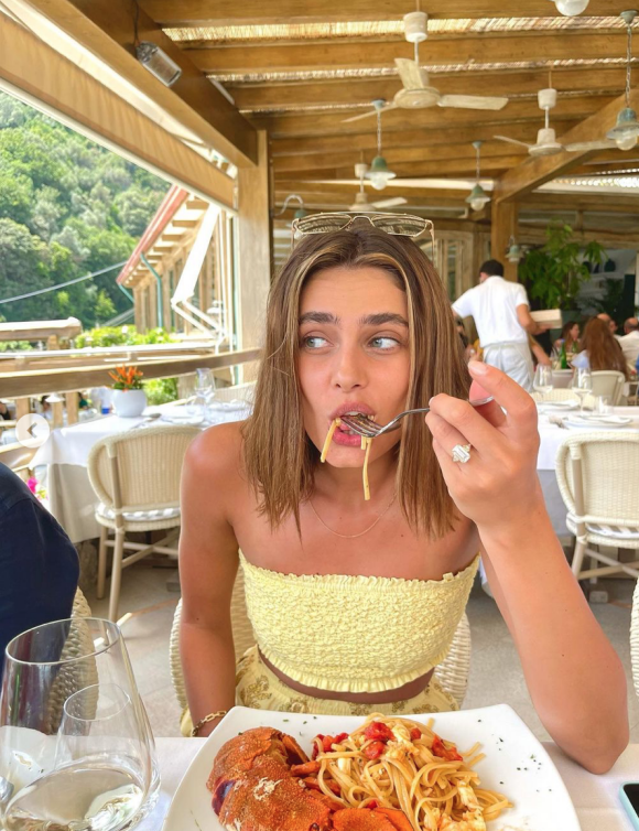 Le top model Taylor Hill en vacances. Juin 2021.