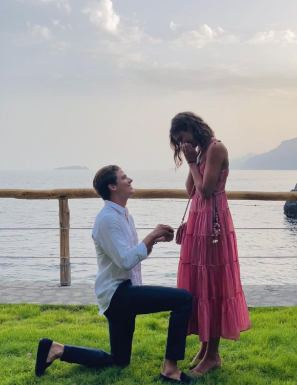 Le top model Taylor Hill et son compagnon Daniel Fryer se sont fiancés. Juin 2021.