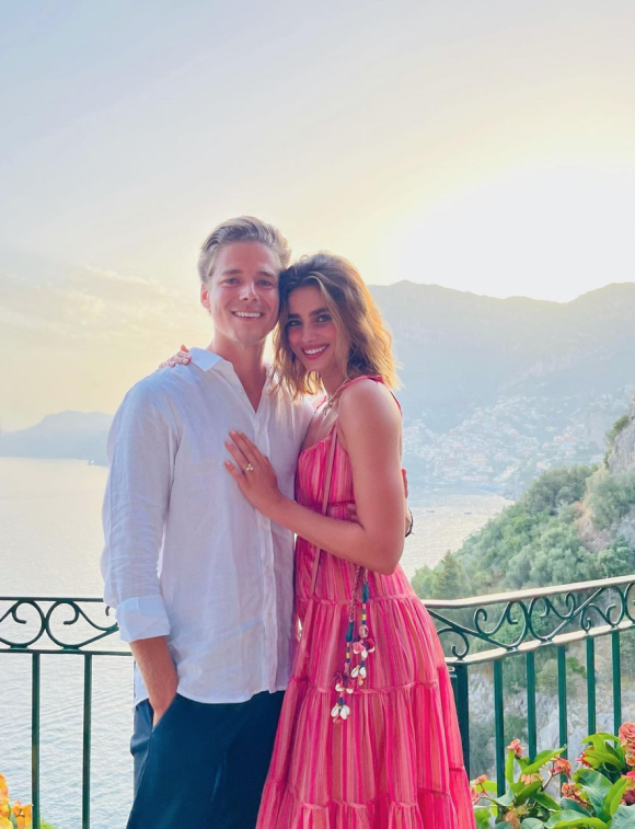 Le top model Taylor Hill et son compagnon Daniel Fryer se sont fiancés. Juin 2021.