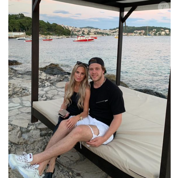 David Pastrnak et sa compagne Rebecca Rohlsson. Photo publiée le 20 juillet 2019.