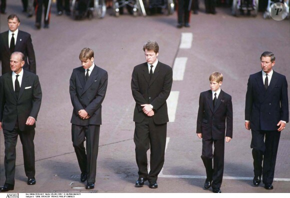 Earl Spencer, Philip, Charles, le prince Harry et William lors des obsèques de Diana Spencer le 6 septembre 1997. 