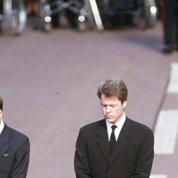 Earl Spencer, Philip, Charles, le prince Harry et William lors des obsèques de Diana Spencer le 6 septembre 1997. 