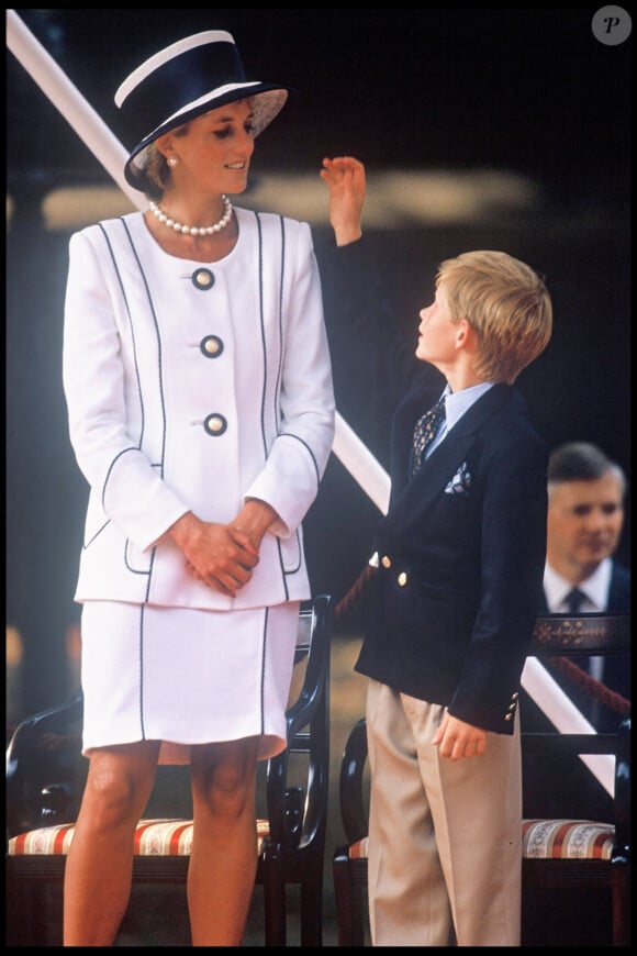 Archives - La princesse Lady Diana et son fils le prunce Harry à Londres, en 1995