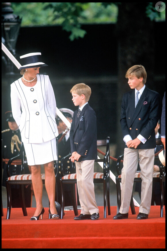Archives - La princesse Lady Diana et ses fils le prince Harry et le prince William en 1995. 