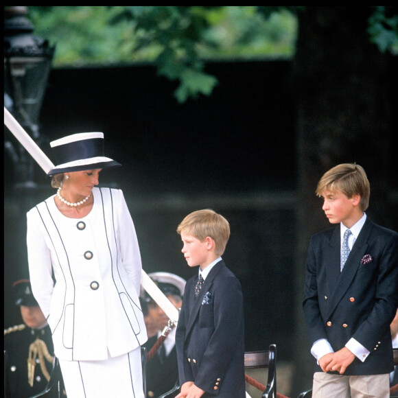 Archives - La princesse Lady Diana et ses fils le prince Harry et le prince William en 1995. 