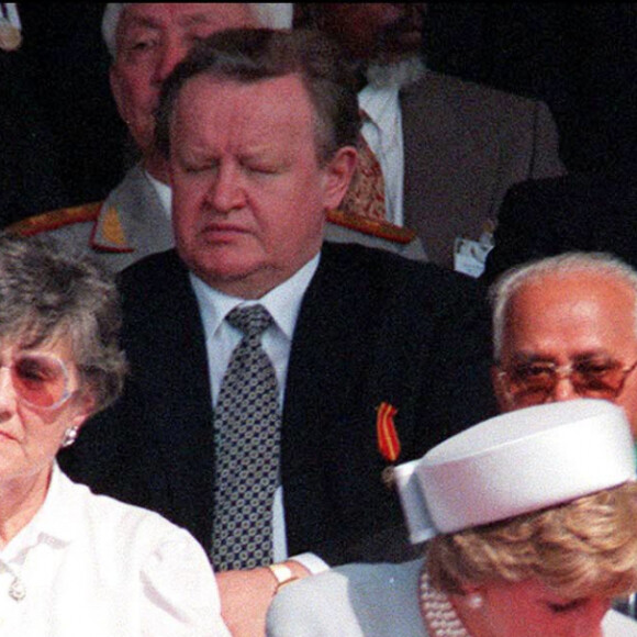 Le prince Charles et le prince William, Lady Diana et le prince Harry assistent à une parade à Hyde Park à Londres. 