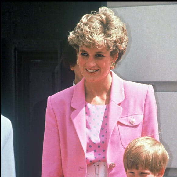 Archives - La princesse Diana avec son fils le prince Harry en 1992. 