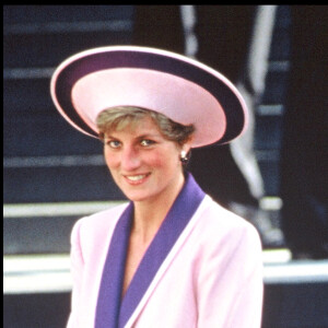 Archives - La princesse Lady Diana et ses enfants William er Harry à Londres en 1990. 