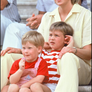 Archives - La princesse Lady Diana avec ses fils Harry et William à Majorque en 1995. 