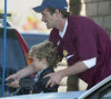 Luke Perry et son fils Jack lavent leur voiture. Westwood.