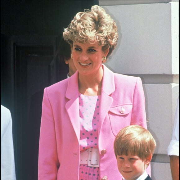 ARCHIVES - LA PRINCESSE DIANA D' ANGLETERRE ET LE PRINCE HARRY LORS DU 92 EME ANNIVERSAIRE DE LA REINE MERE ELIZABETH A WINDSOR EN 1992