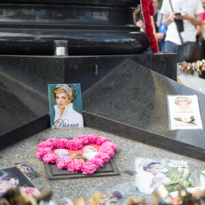 Vingt ans après la mort de la princesse Diana, la Flamme de la Liberté est toujours un lieu de pèlerinage pour ses admirateurs à Paris le 31 aout 2017. 