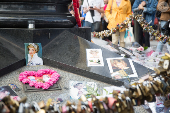 Vingt ans après la mort de la princesse Diana, la Flamme de la Liberté est toujours un lieu de pèlerinage pour ses admirateurs à Paris le 31 aout 2017. 