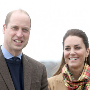 Le prince William, duc de Cambridge, et Catherine (Kate) Middleton, duchesse de Cambridge, lors de l'ouverture officielle du nouvel hôpital Balfour des Orcades à Kirkwall, Ecosse, le 25 mai 2021, où le couple royal rencontre le personnel du NHS pendant leur tournée en Écosse.