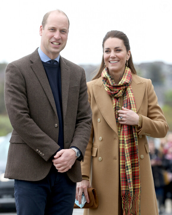 Le prince William, duc de Cambridge, et Catherine (Kate) Middleton, duchesse de Cambridge, lors de l'ouverture officielle du nouvel hôpital Balfour des Orcades à Kirkwall, Ecosse, le 25 mai 2021, où le couple royal rencontre le personnel du NHS pendant leur tournée en Écosse.