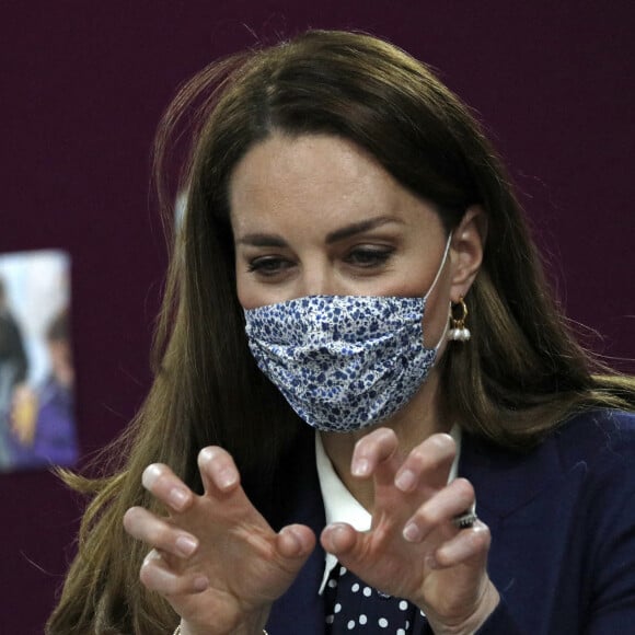 Le prince William, duc de Cambridge, Catherine (Kate) Middleton, duchesse de Cambridge, et les enfants de l'école primaire de Loxdale lors d'une visite l'animalerie HugglePets in the Community à Wolverhampton, Royaume Uni, le 13 mai 2021.