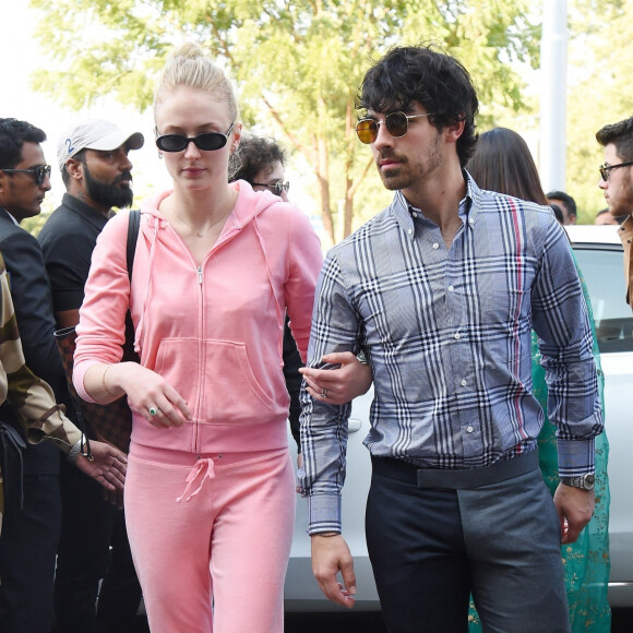 Joe Jonas et sa fiancée Sophie Turner arrivent à l'aéroport de Jodhpur après le mariage au palais Umaid Bhawan de Nick Jonas et Priyanka Chopra, à Jodhpur, Inde, le 3 décembre 2018.