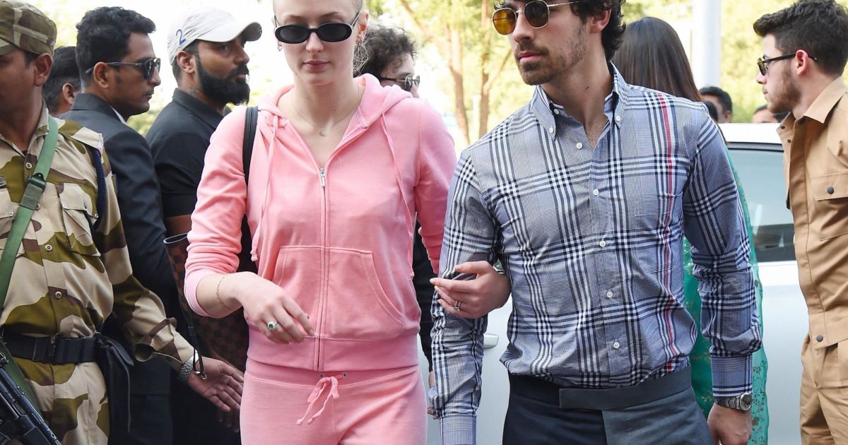 Joe Jonas et sa fiancée Sophie Turner arrivent à l'aéroport de Jodhpur