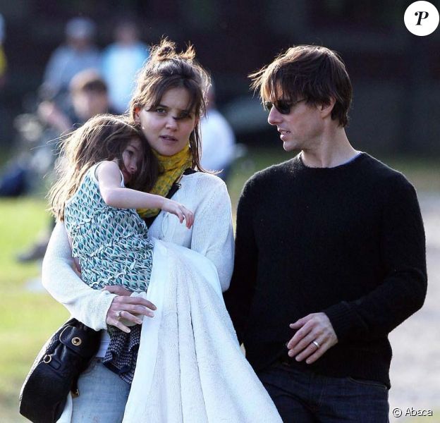 Regardez La Pauvre Suri Cruise Entre Son Talon Qui S Echappe Et