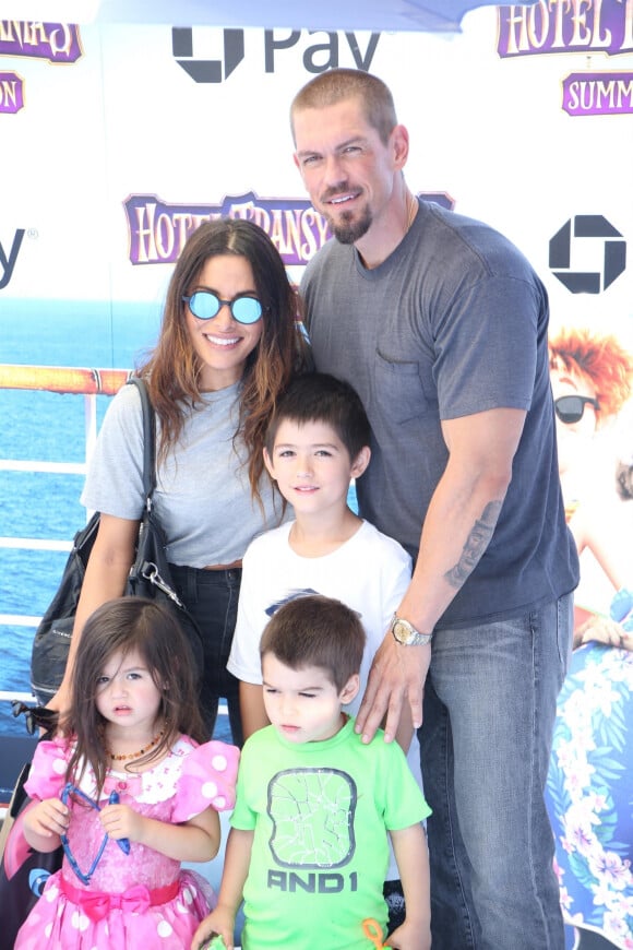 Sarah Shahi avec son mari Steve Howey et leurs enfants Violet, William, Knox et Steve Howey - Première de "Hotel Transylvania 3: Summer Vacation" au Regency Village à Westwood, le 30 juin 2018.