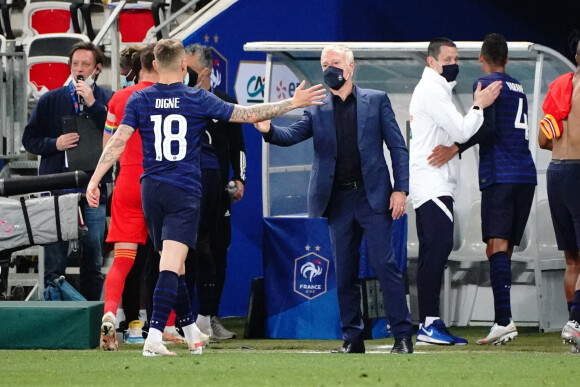 Lucas Digne et Didier Deschamps lors du match amical de préparation de l'UEFA Euro 2020 "France - Pays de Galles (3-1)" au stade Allianz Riviera à Nice, le 2 juin 2021.