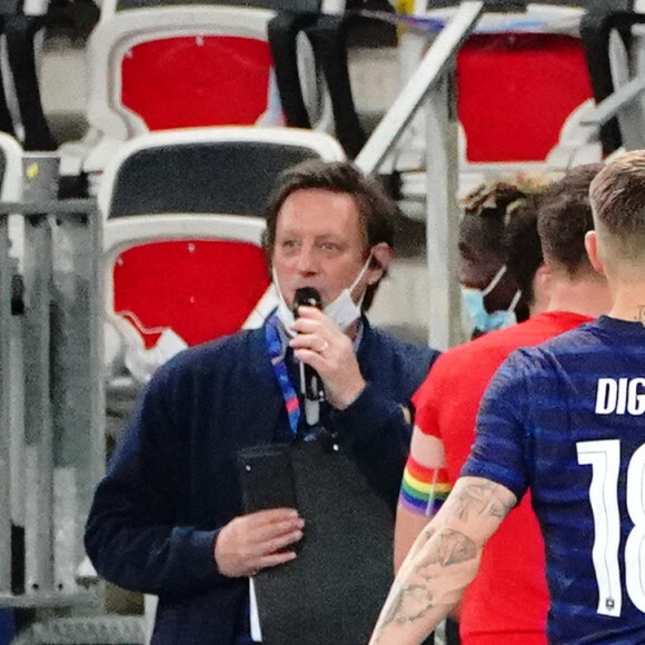 Lucas Digne et Didier Deschamps lors du match amical de préparation de l'UEFA Euro 2020 "France - Pays de Galles (3-1)" au stade Allianz Riviera à Nice, le 2 juin 2021.