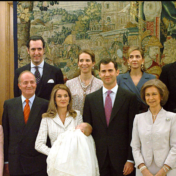 AU PREMIER RANG, FRANCISCO ROSALANO (LE GRAND PERE DE LETIZIA), ENRIQUETA RODRIGUEZ (LA GRAND MERE DE LETIZIA), PALOMA ROCASOLANO (LA MERE DE LETIZIA), LE PRINCE FELIPE, SON EPOUSE LA PRINCESSE LETIZIA , LE ROI JUAN CARLOS ET LA REINE SOFIA D' ESPAGNE, JESUS ORTIZ (LE PERE DE LETIZIA) ET MENCHU ALVAREZ DEL VALLE (LA GRAND MERE DE LETIZIA); AU SECOND RANG, ANTONIO VIGO ET SA FEMME ERICA ROSACALANO (LA SOEUR DE LETIZIA), JAIME DE MARICHALAR, ELENA D' ESPAGNE, INAKI URDANGARIN ET TELMA ROCASOLANO (LA SOEUR DE LETIZIA) - BAPTEME DE LA PRINCESSE LEONOR D' ESPAGNE AU PALAIS ROYAL ZARZUELA A MADRID EN 2006