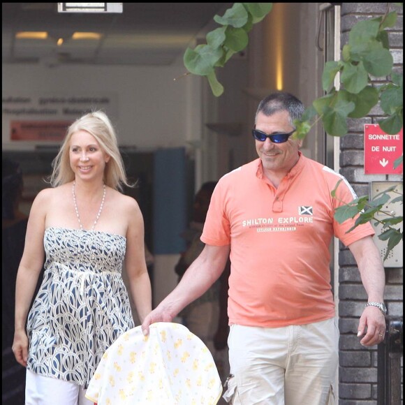 Jean-Marie Bigard sort de l'hôpital de La Salpêtrière (Paris) avec son petit Sacha, devant un parterre de paparazzis ! (30 juin 2009)