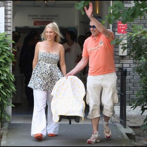 Jean-Marie Bigard sort de l'hôpital Salpêtrière (Paris) avec son petit Sasha, devant un parterre de paparazzis ! (30 juin 2009)