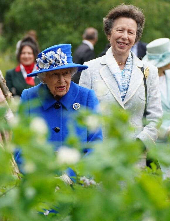 La reine Elisabeth II d'Angleterre et la princesse Anne visitent l'association "Children's Wood Project" à Glasgow, le 30 juin 2021.