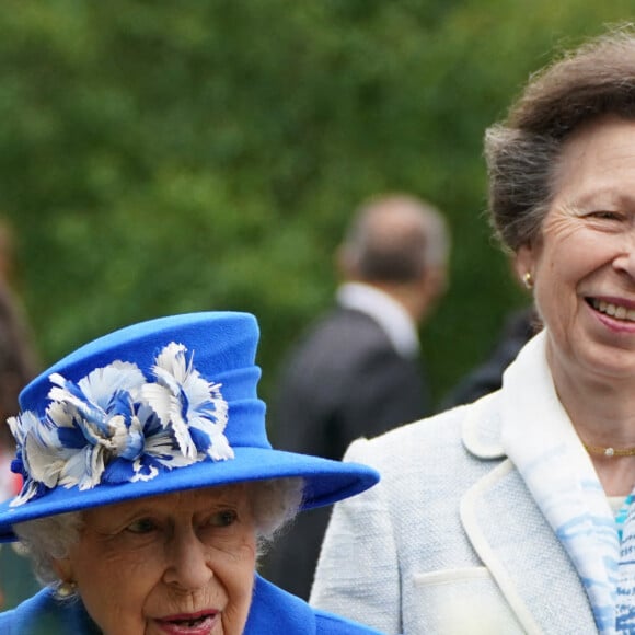 La reine Elisabeth II d'Angleterre et la princesse Anne visitent l'association "Children's Wood Project" à Glasgow, le 30 juin 2021.