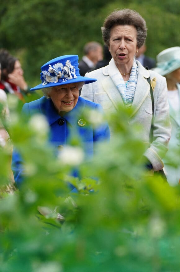 La reine Elisabeth II d'Angleterre, accompagnée de la princesse Anne, a reçu un pot de miel lors de sa visite dans une communauté à Glasgow, à l'occasion de son voyage en Ecosse. Le 30 juin 2021.
