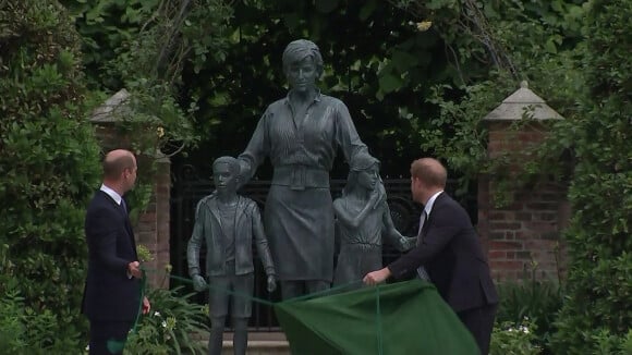 Le prince William, duc de Cambridge, et son frère Le prince Harry, duc de Sussex, se retrouvent à l'inauguration de la statue de leur mère, la princesse Diana dans les jardins de Kensington Palace à Londres le 1er juillet 2021.