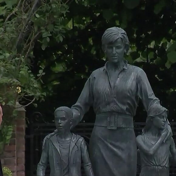 Le prince William, duc de Cambridge, et son frère Le prince Harry, duc de Sussex, se retrouvent à l'inauguration de la statue de leur mère, la princesse Diana dans les jardins de Kensington Palace à Londres le 1er juillet 2021.