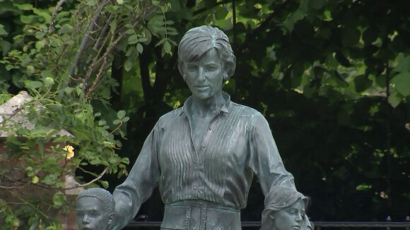 Le prince William, duc de Cambridge, et son frère Le prince Harry, duc de Sussex, se retrouvent à l'inauguration de la statue de leur mère, la princesse Diana dans les jardins de Kensington Palace à Londres.