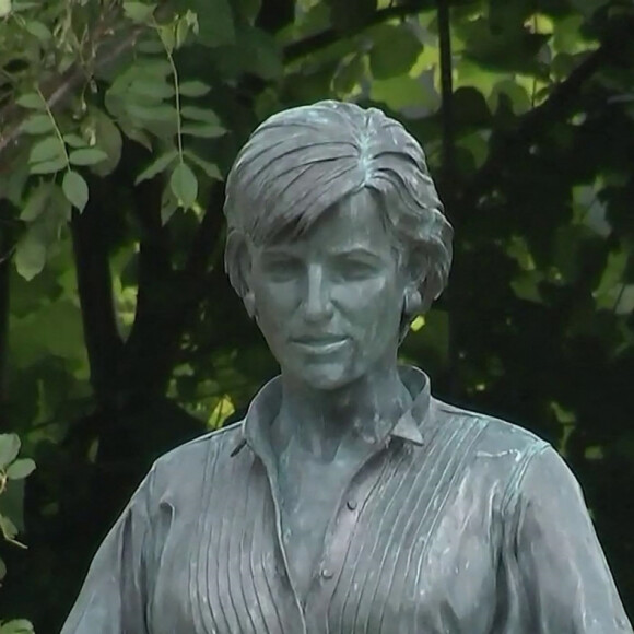 Le prince William, duc de Cambridge, et son frère Le prince Harry, duc de Sussex, se retrouvent à l'inauguration de la statue de leur mère, la princesse Diana dans les jardins de Kensington Palace à Londres.