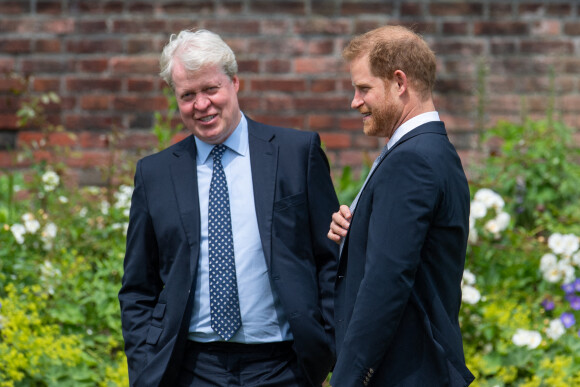 Le prince William, duc de Cambridge, et son frère Le prince Harry, duc de Sussex, se retrouvent à l'inauguration de la statue de leur mère, la princesse Diana dans les jardins de Kensington Palace à Londres, Royaume Uni, le 1er juillet 2021. Ce jour-là, la princesse Diana aurait fêté son 60 ème anniversaire.