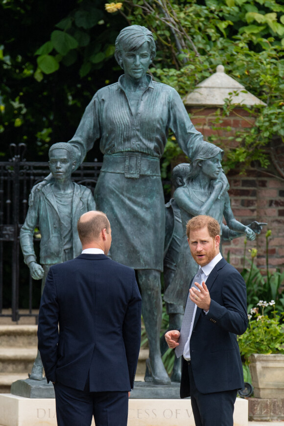 Le prince William, duc de Cambridge, et son frère Le prince Harry, duc de Sussex, se retrouvent à l'inauguration de la statue de leur mère, la princesse Diana dans les jardins de Kensington Palace à Londres, Royaume Uni, le 1er juillet 2021. Ce jour-là, la princesse Diana aurait fêté son 60 ème anniversaire.