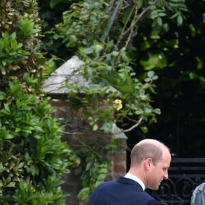 Le prince William, duc de Cambridge, et son frère Le prince Harry, duc de Sussex, se retrouvent à l'inauguration de la statue de leur mère, la princesse Diana dans les jardins de Kensington Palace à Londres, le 1er juillet 2021. Ce jour-là, la princesse Diana aurait fêté son 60 ème anniversaire.